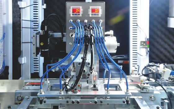 Komponenty elektroniczne Maszyna do wycinania i formowania System perforowania i formowania 1000W